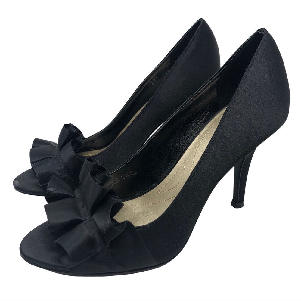 Tahari Sloan Black Satin Ruffle Peep Toe Pumps Women's Size 6 #534-3